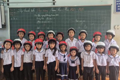 Công ty Honda Việt Nam tổ chức chương trình trao tặng mũ bảo hiểm cho học sinh lớp 1.